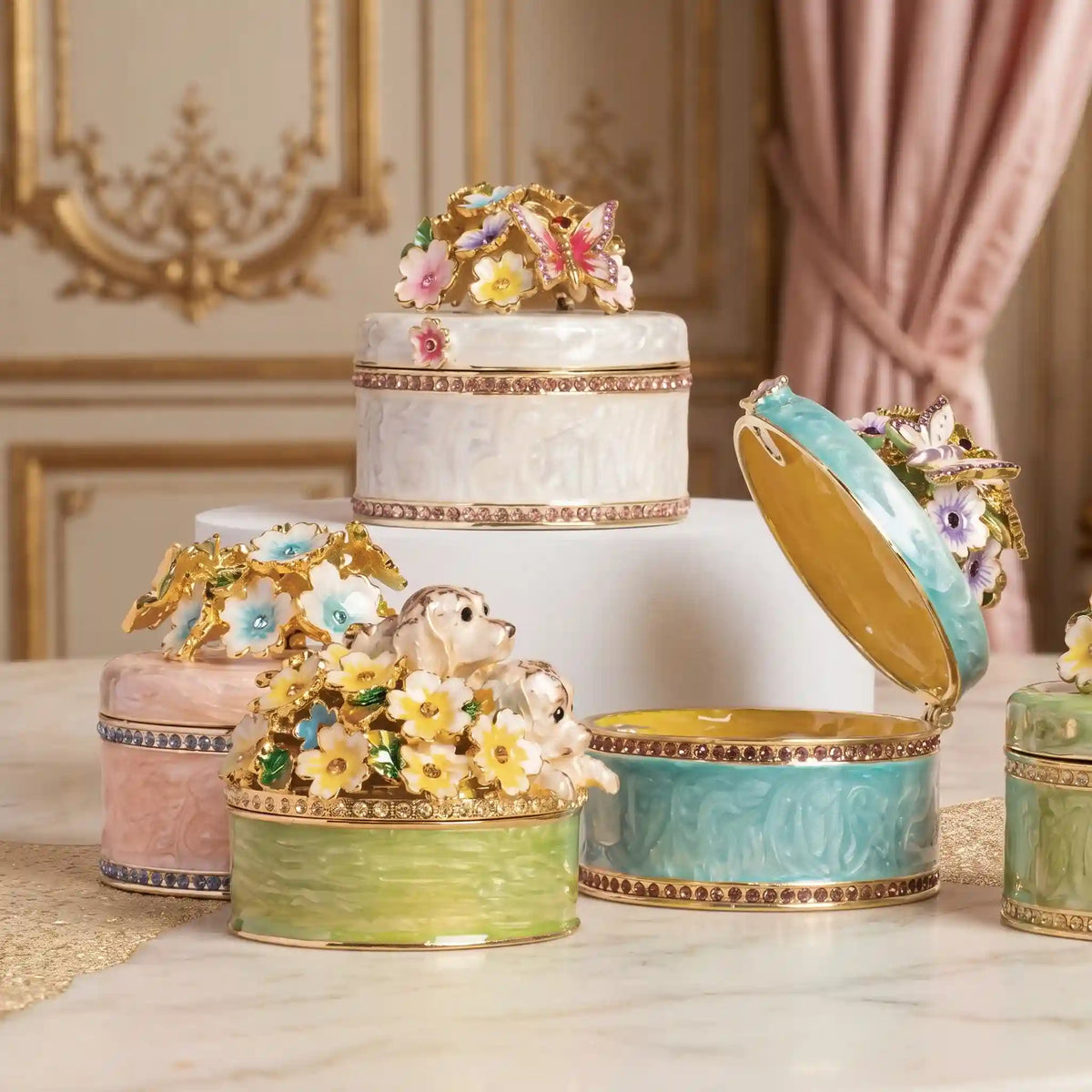 Fleur Royale – Kunstvolle Emaille-Schmuckschatulle mit floraler Goldornamentik